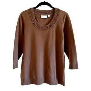 CROFT & BARROW, BROWN 3/4 SLEEVE TOP WITH NECKRUCHING. RIBBED CUFFS & HEM.SIZE L